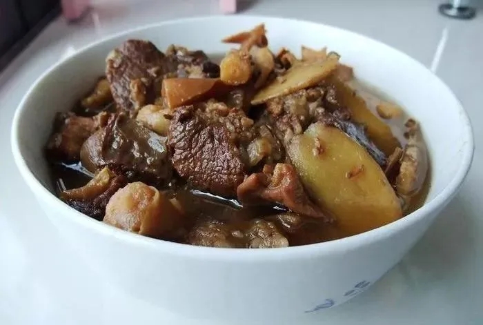 冬日又降溫，來(lái)一碗羊肉煮酒